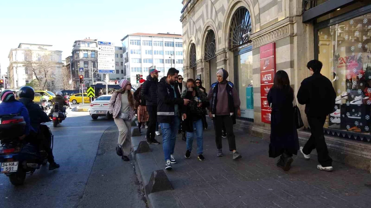 Beyoğlu\'nda İstanbulkart bahanesiyle para isteyen kadınlar yakalandı