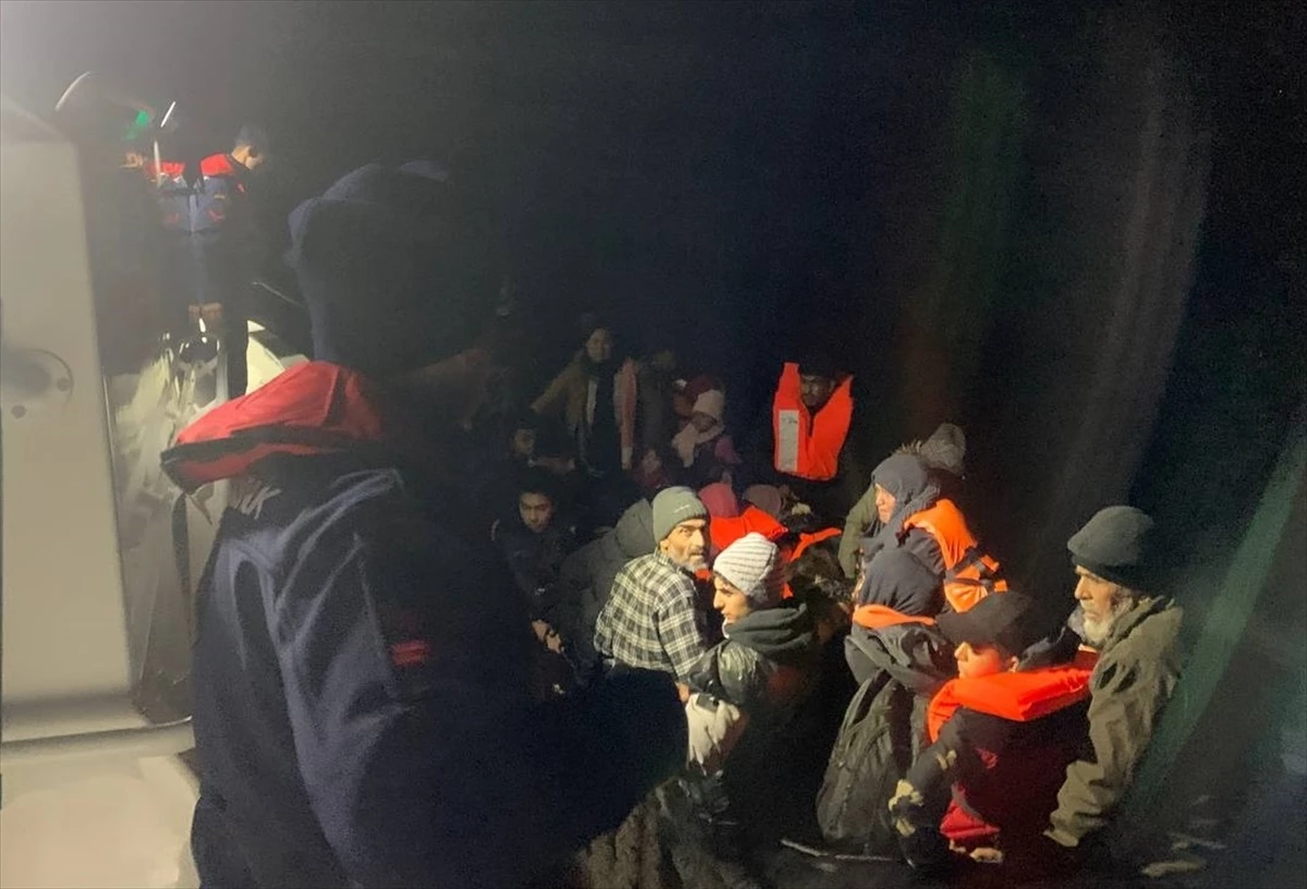 İzmir\'in Dikili ilçesi açıklarında 55 düzensiz göçmen yakalandı