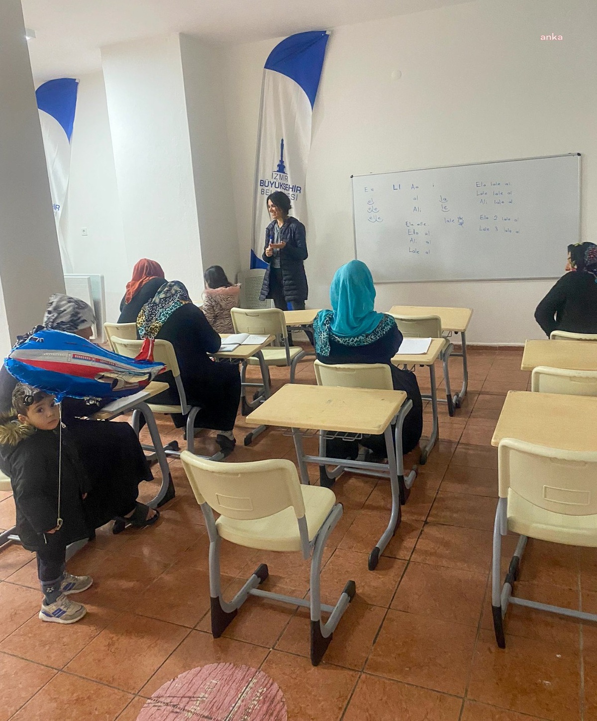 İzmir Büyükşehir Belediyesi, kadınlara okuma-yazma eğitimi başlattı