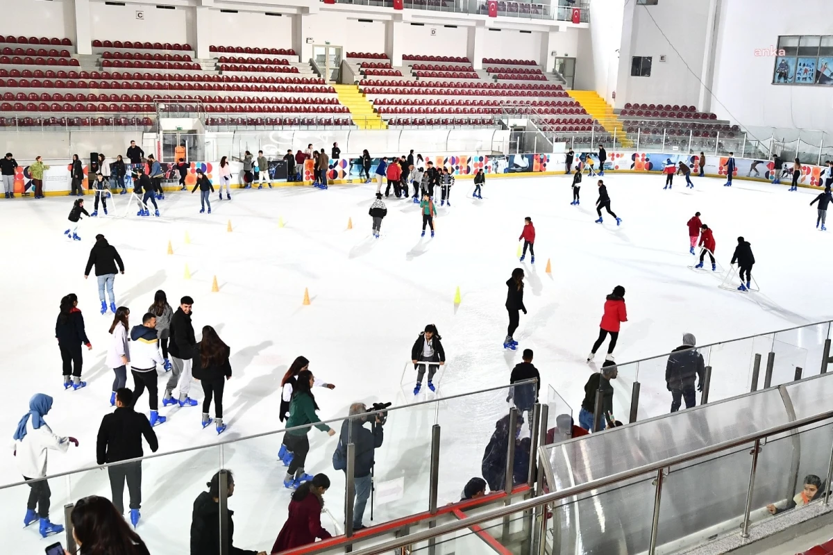 İzmir Büyükşehir Belediyesi, kadınlara buz pateni kursu düzenliyor