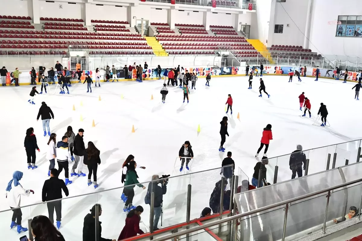 İzmir Büyükşehir Belediyesi, kadınlara buz pateni kursu düzenliyor