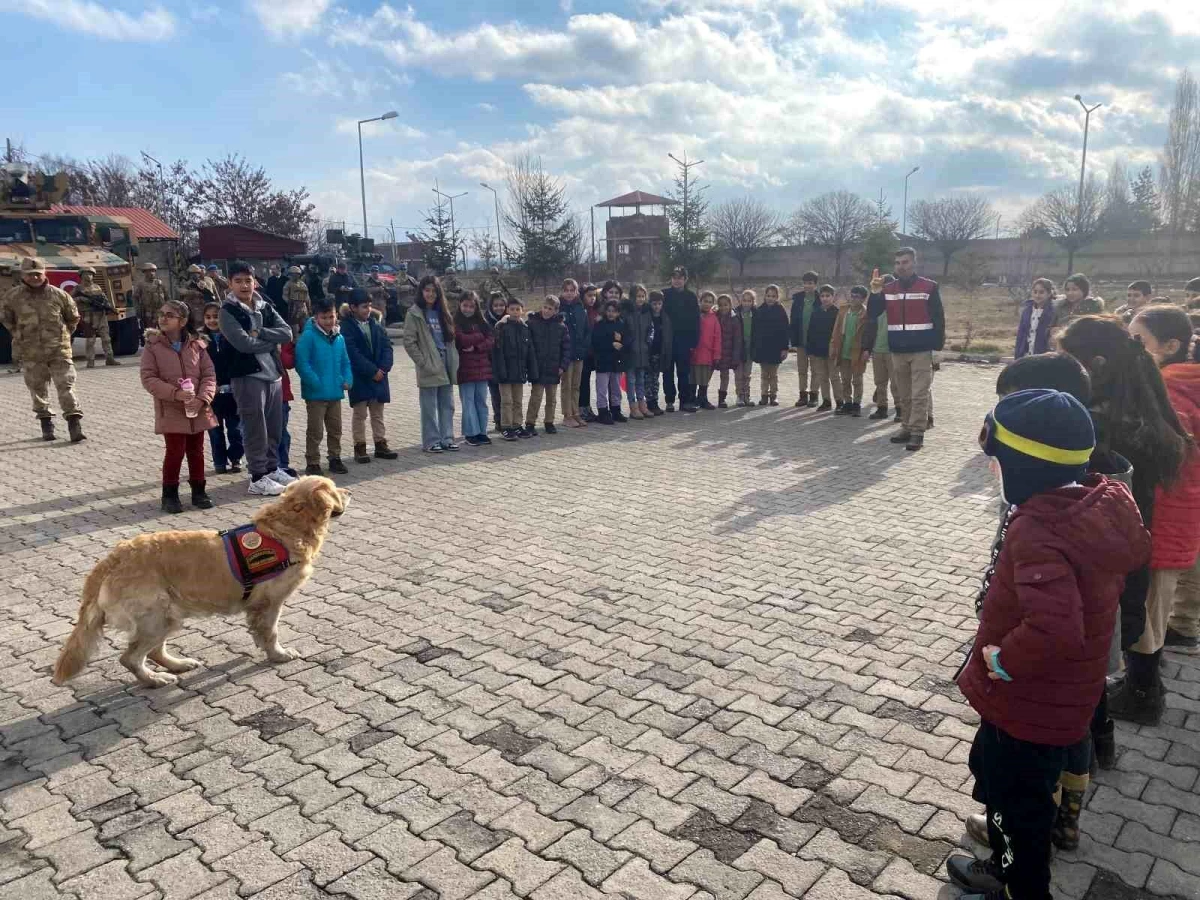 Bitlis İl Jandarma Komutanlığı, çocuklarla \'Güvenlik Birimleri Öğrenci Buluşması\'nda bir araya geldi