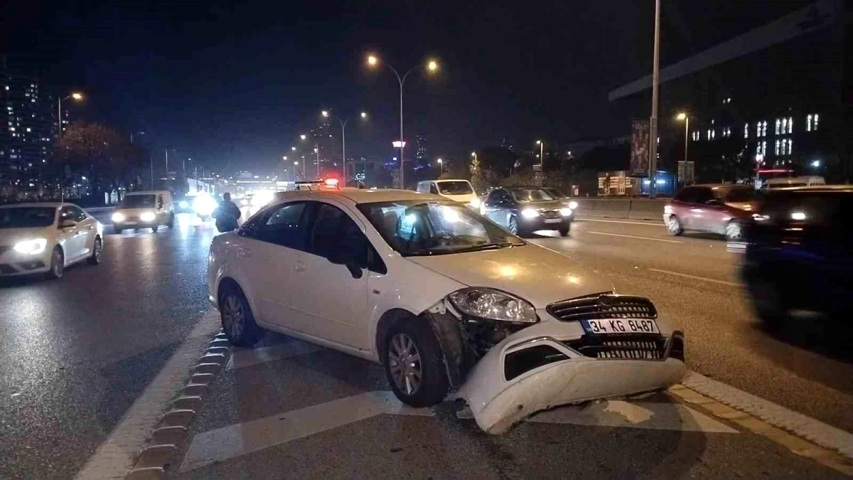 Kadıköy\'de otomobil motosiklete çarptı, sürücünün ayağı kırıldı