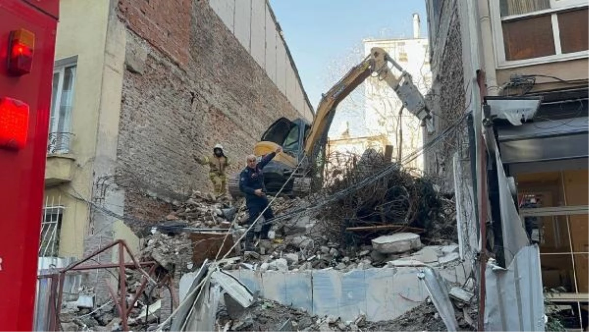 Kadıköy Caferağa\'da binanın yıkımı sırasında işçi molozların altında kaldı