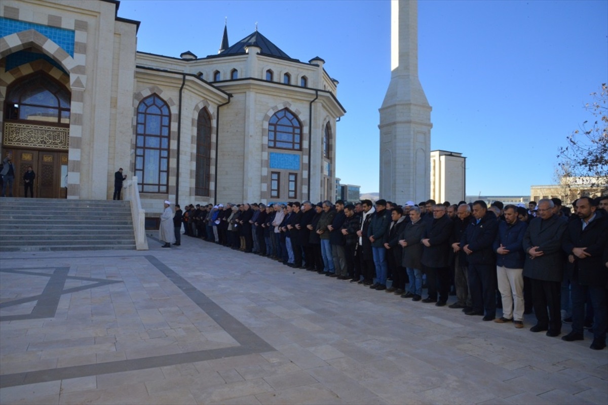 Kırşehir Ahi Evran Üniversitesi öğrencileri şehit askerler için yürüdü