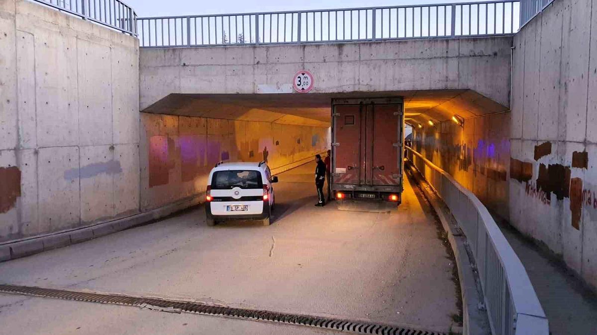 Çorum\'un Sungurlu ilçesinde kamyonet alt geçide sıkıştı