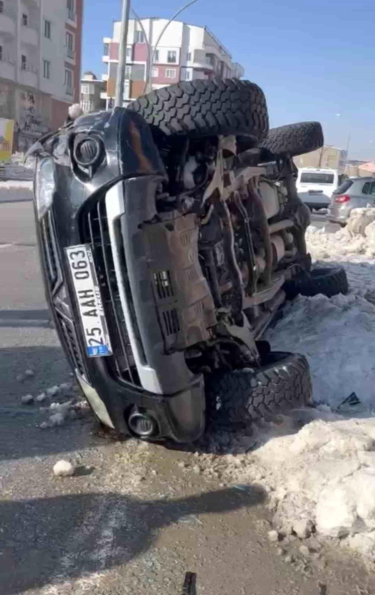 Yüksekova\'da kontrolden çıkan kamyonet takla attı: 1 yaralı