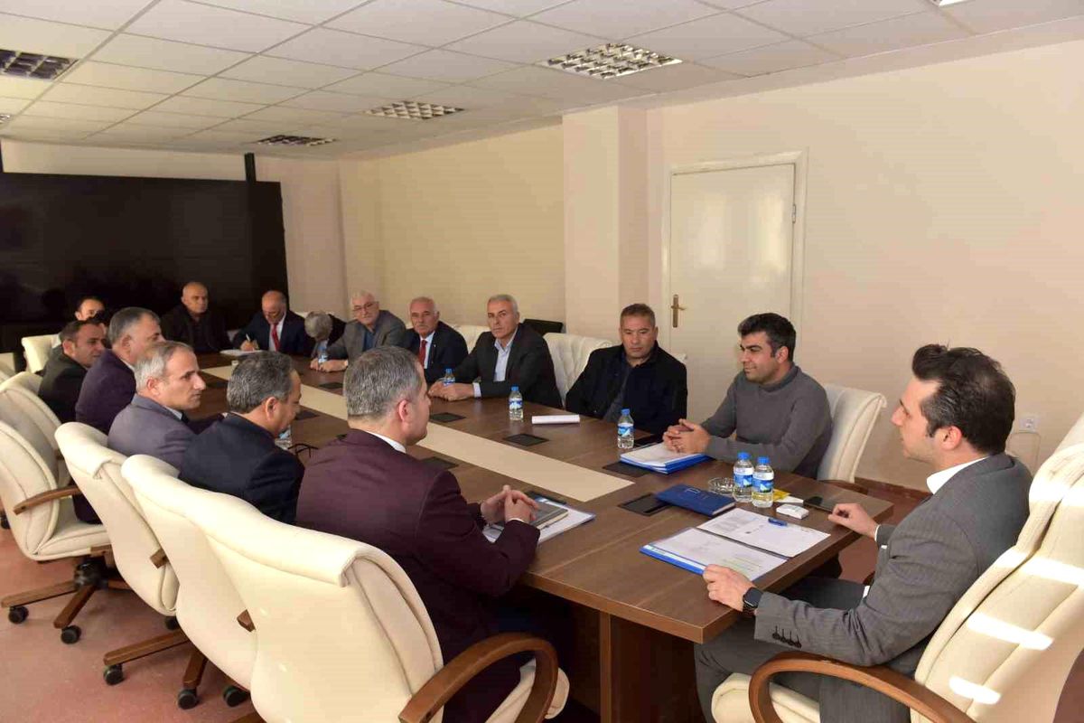 Hakkari Vali Yardımcısı ve muhtarlar bir araya geldi