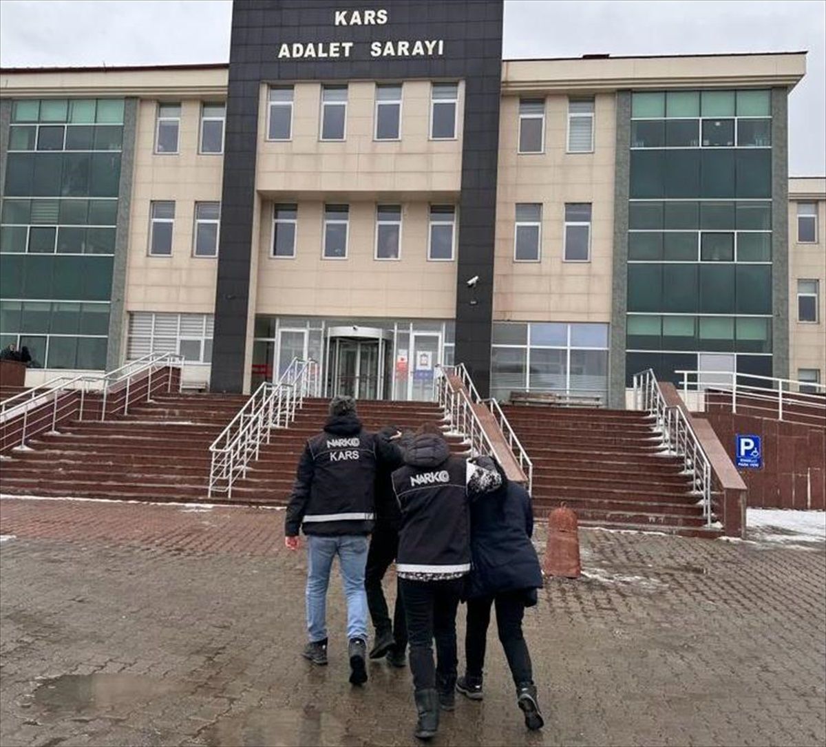 Kars\'ta Otomobilde Uyuşturucuyla Yakalanan 2 Zanlı Tutuklandı