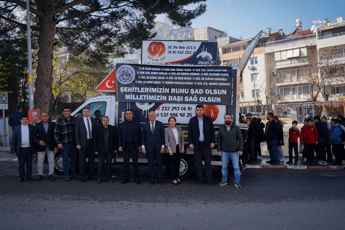 Pençe-Kilit operasyonunda şehit düşen 12 asker için İzmir\'de lokma döküldü