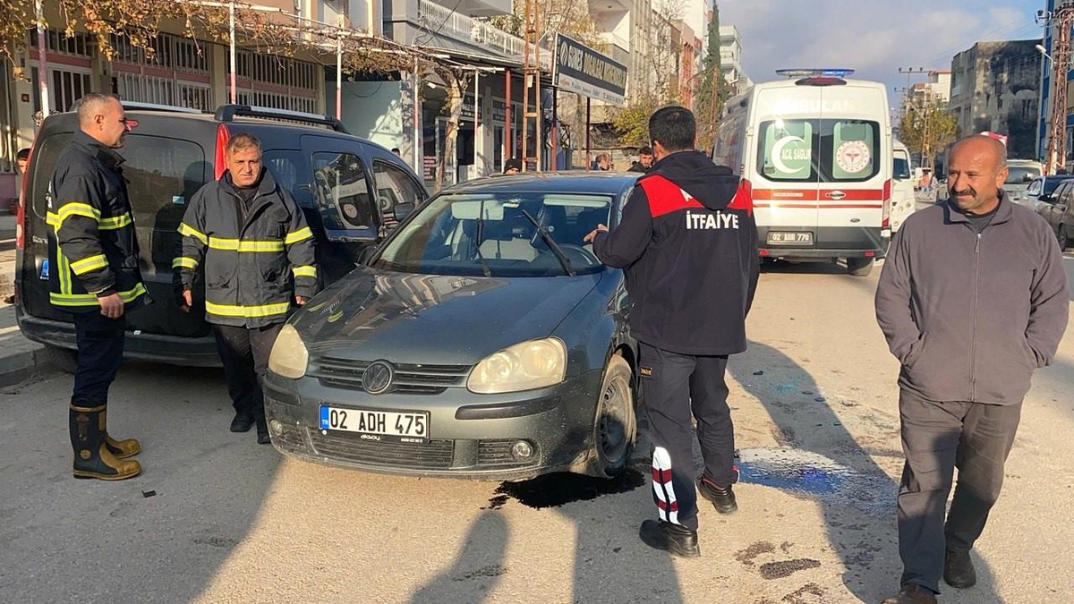 Adıyaman\'da Otomobil Park Halindeki Araça Çarparak Devrildi