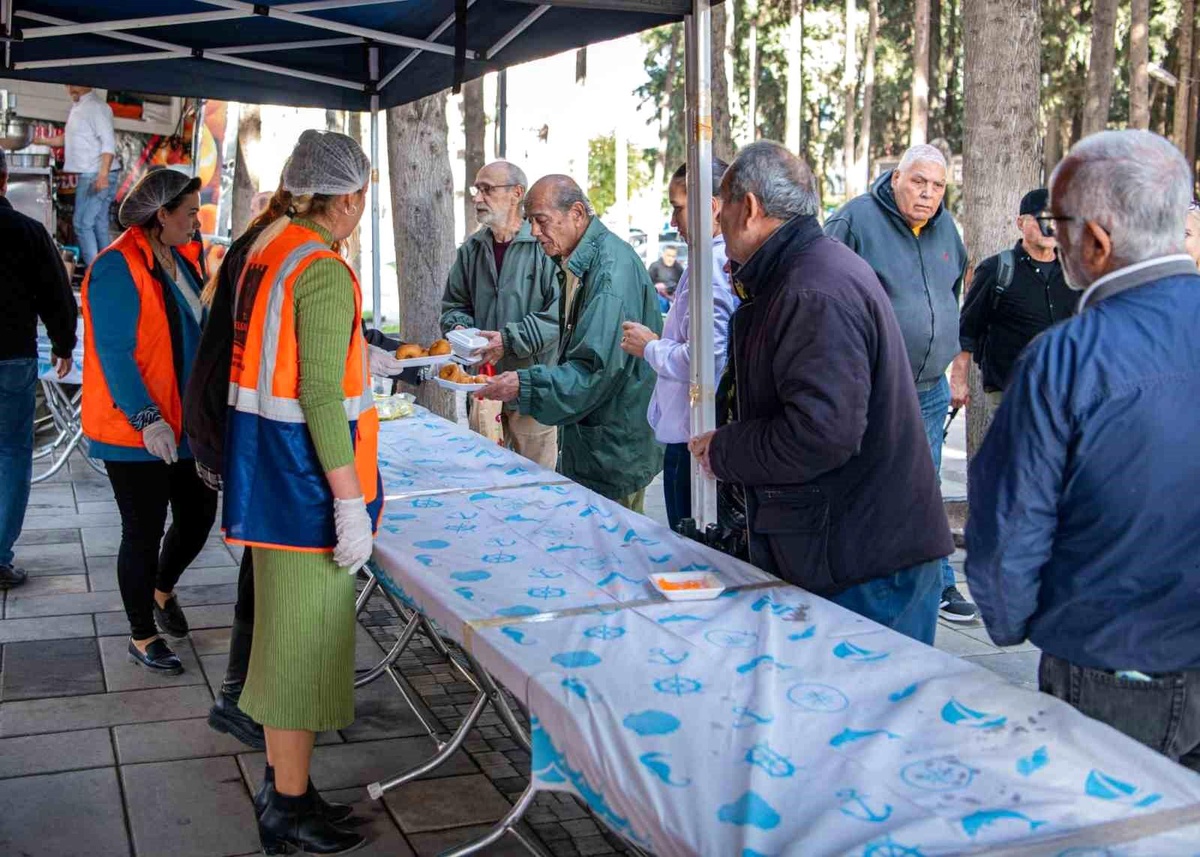 Kuşadası Belediyesi Şehitler İçin Lokma Hayrı Düzenledi
