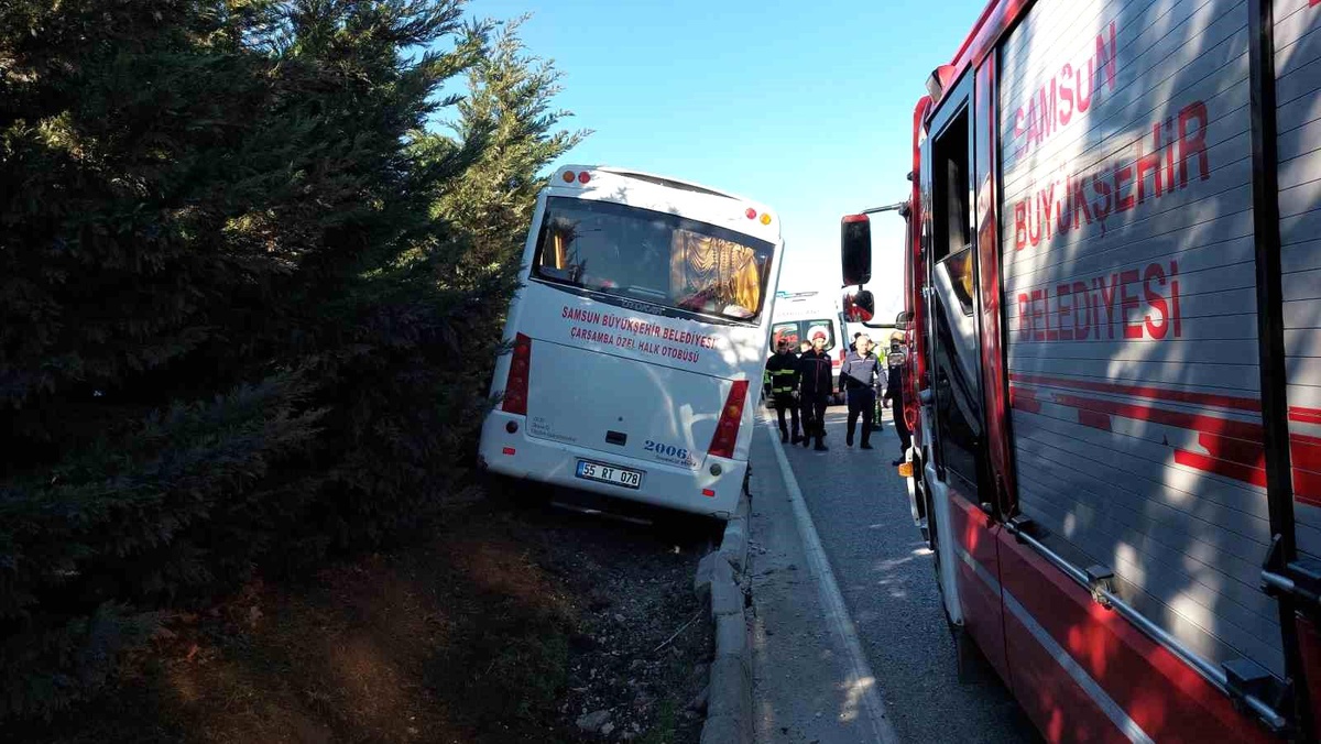 Samsun\'da Lastiği Patlayan Özel Halk Otobüsü Refüje Çıktı: 1 Yaralı