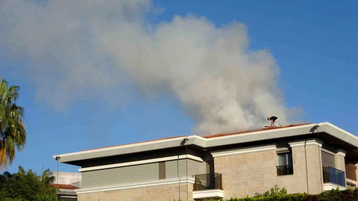 Manavgat\'ta Belediye Başkanı Şükrü Sözen\'e ait evin çatısında yangın çıktı