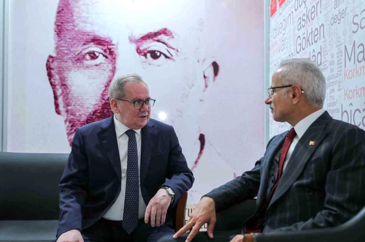 Ulaştırma ve Altyapı Bakanı Abdülkadir Uraloğlu, Samsun Büyükşehir Belediyesi standını ziyaret etti