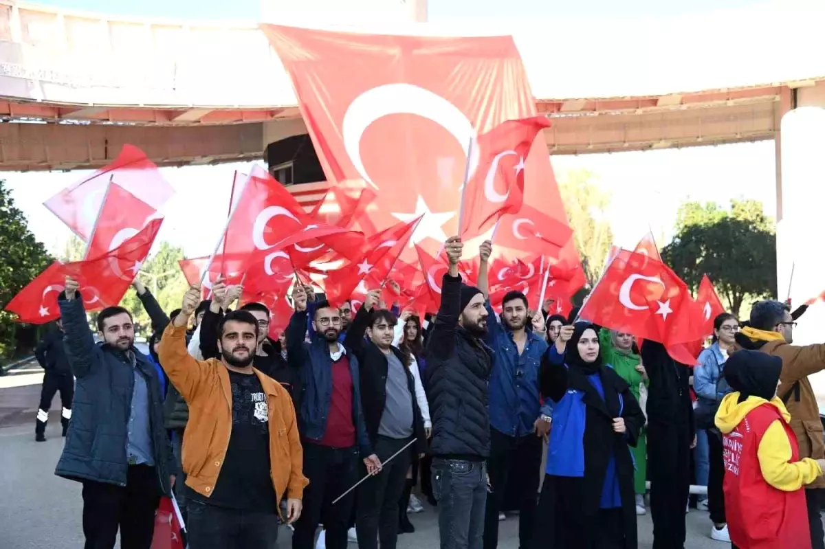 Osmaniye Korkut Ata Üniversitesi öğrencileri şehitler için yürüyüş düzenledi