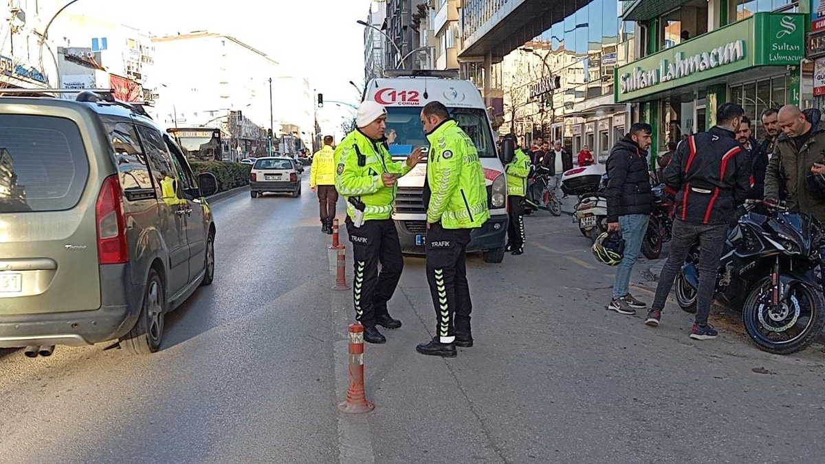 Çorum\'da otomobil ile motosiklet çarpıştı: 1 yaralı