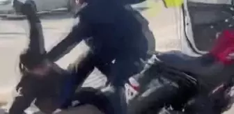 Otomobil sürücüsü, kaskla motosiklet sürücüsünü darbetti