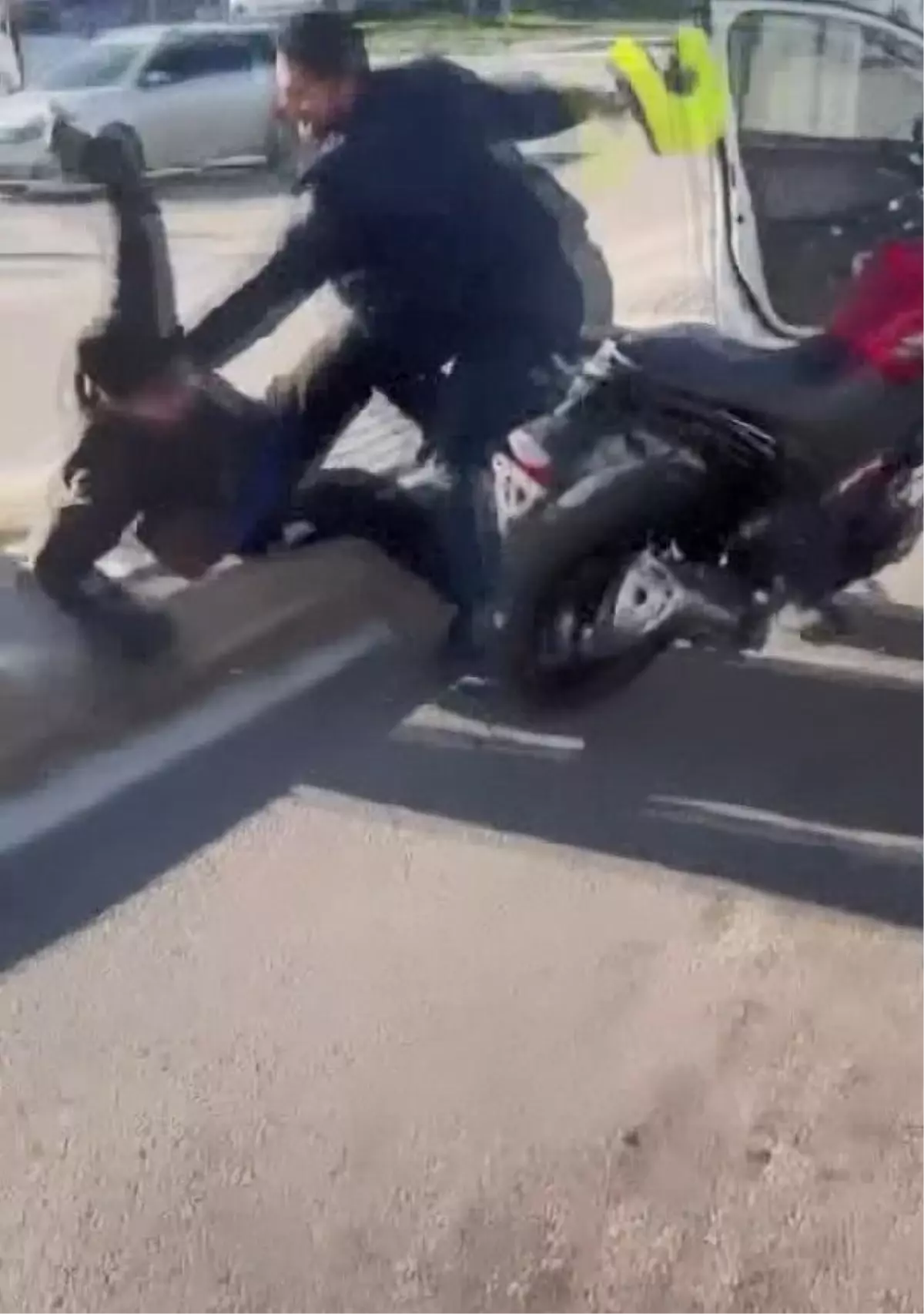 Otomobil sürücüsü, kaskla motosiklet sürücüsünü darbetti