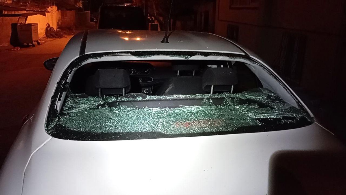 Park halindeki aracın camını kaldırım taşıyla kırdılar