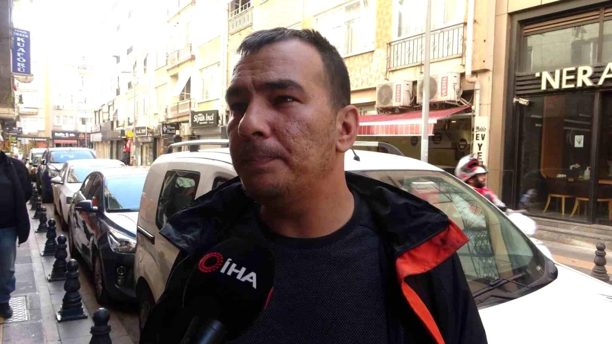 Pendik\'te Polis Eşliğinde Götürülen Şahıs Camda Asılı Kaldı