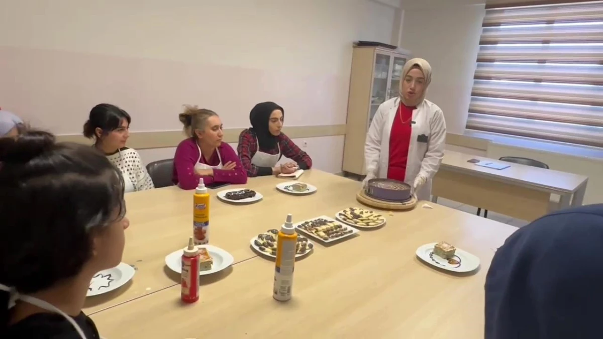 Şahinbey Belediyesi Dumlupınar Sosyal Tesisinde Açılan Pasta Kursu Yoğun İlgi Görüyor