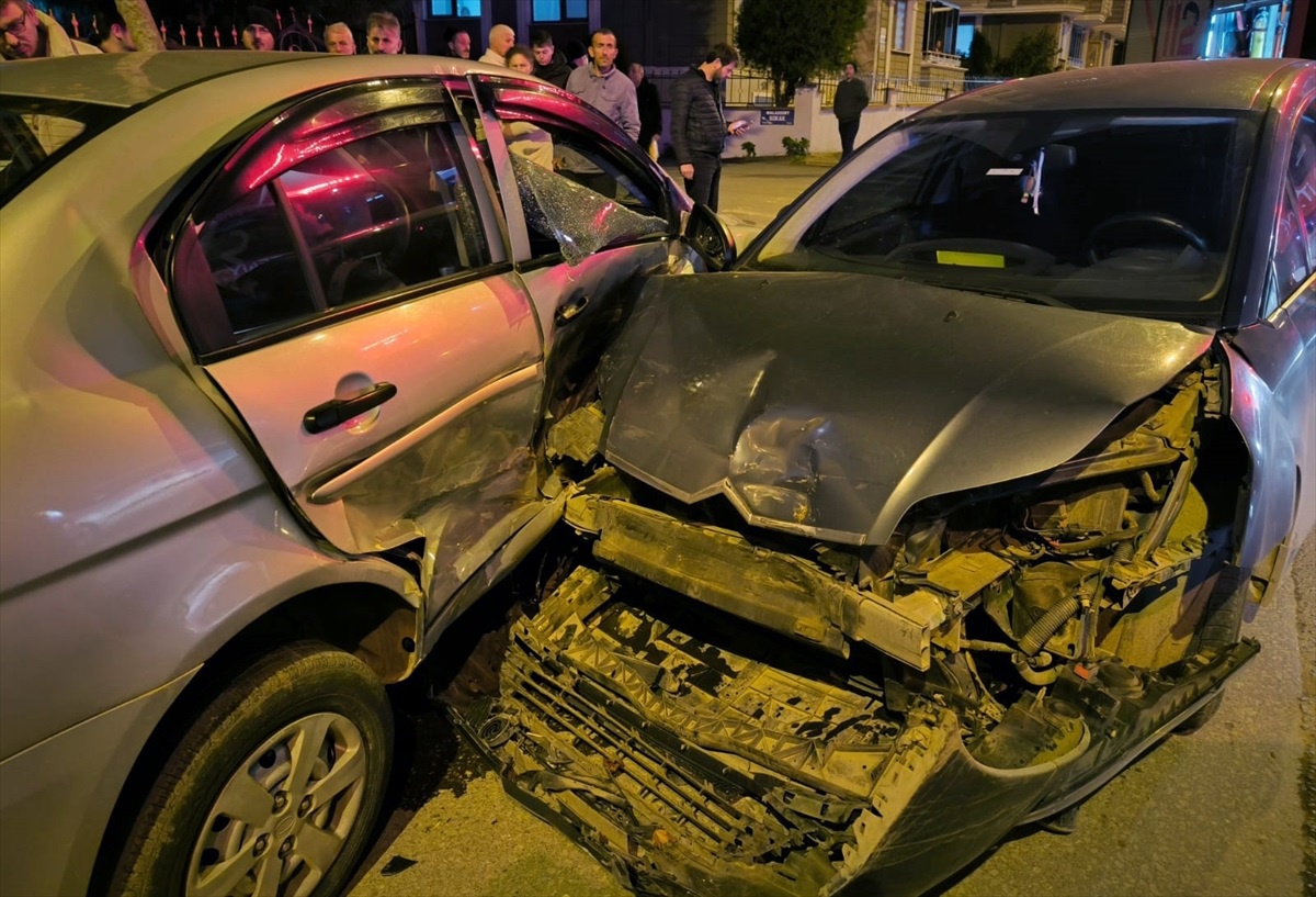 Samsun Bafra\'da iki ayrı trafik kazasında 3 kişi yaralandı