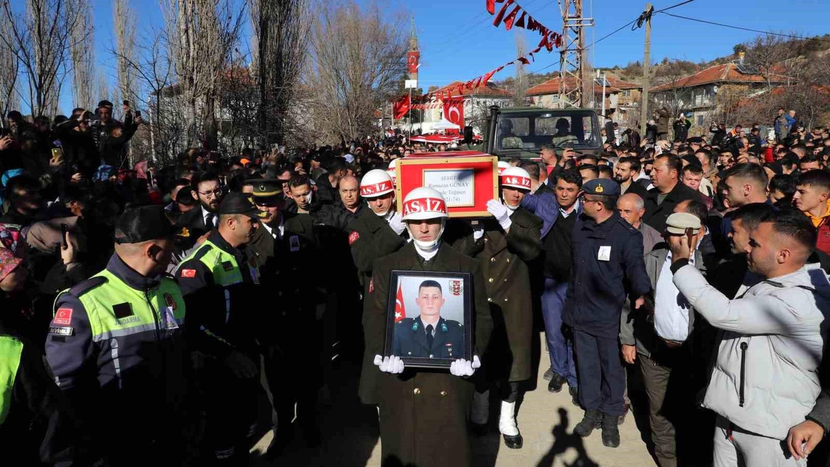 Kuzey Irak\'ta şehit düşen Teğmen Günay\'ın cenazesi binlerce kişi tarafından uğurlandı