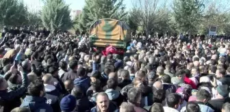 PKK'lı teröristlerce düzenlenen saldırıda şehit olan Piyade Sözleşmeli Er Emre Taşkın toprağa verildi