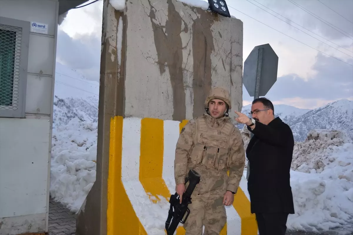 Hakkari Şemdinli Kaymakamı Ali Ekber Ateş, Üs Bölgesindeki Güvenlik Güçlerini Ziyaret Etti