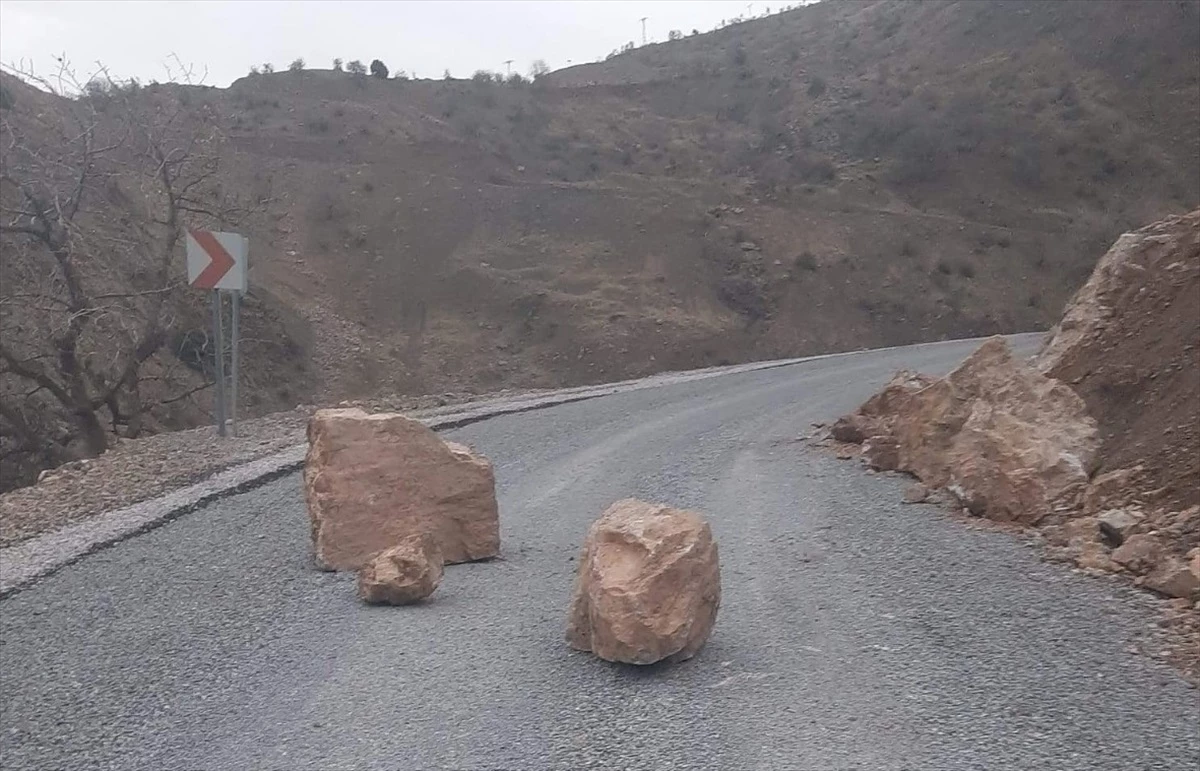 Siirt Şirvan\'da heyelan nedeniyle kapanan köy yolu açıldı