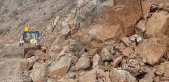 Şirvan'da heyelan: Yol ulaşıma kapandı