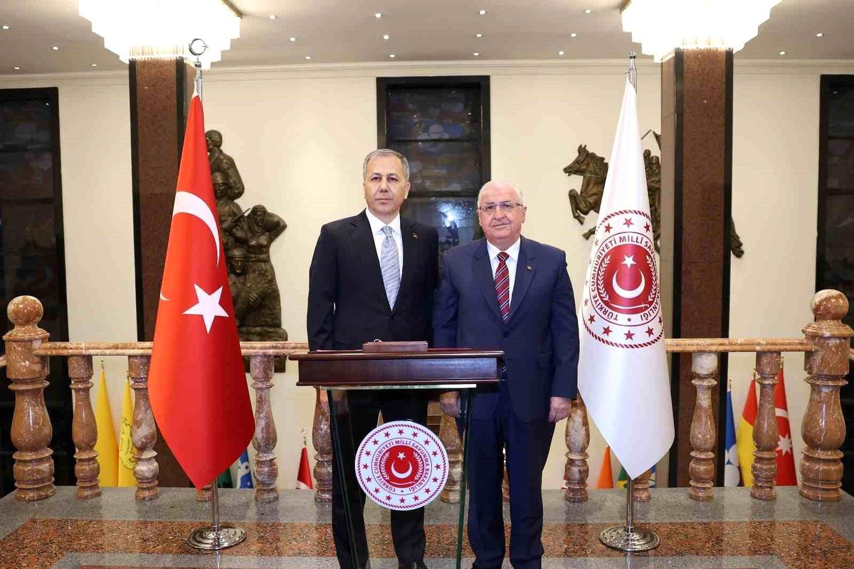 Cumhurbaşkanı Yardımcısı ve İçişleri Bakanı, şehit askerler için taziye ziyaretinde bulundu