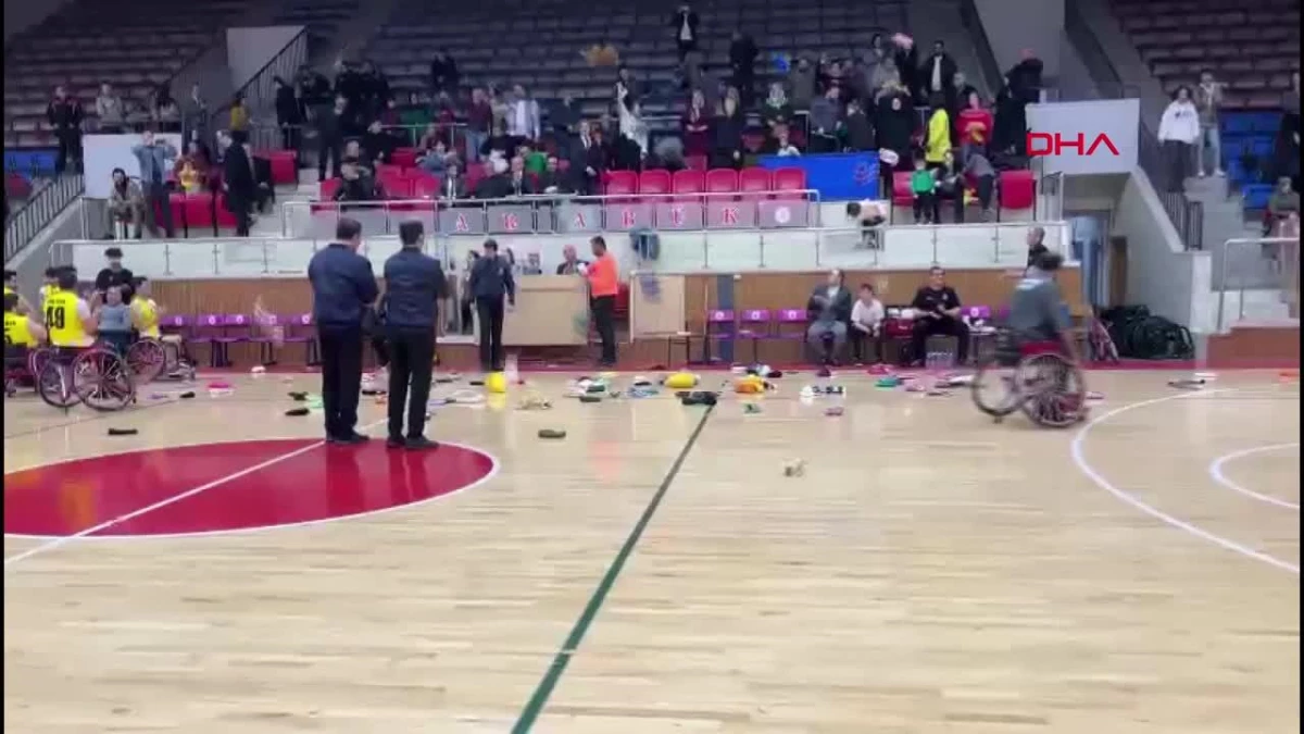 Karabük\'te düzenlenen basketbol mücadelesinde taraftarlar depremzede çocuklar için oyuncak attı