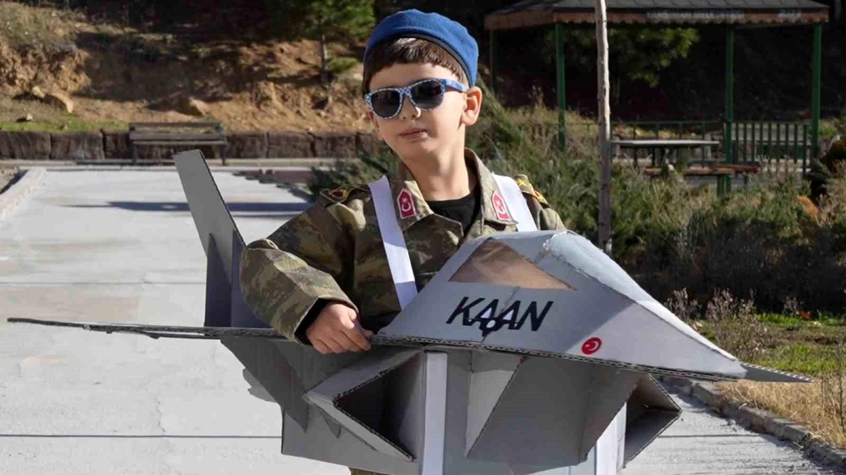 6 yaşındaki Yusuf, milli muharip uçağı KAAN\'ın maketini yaptı