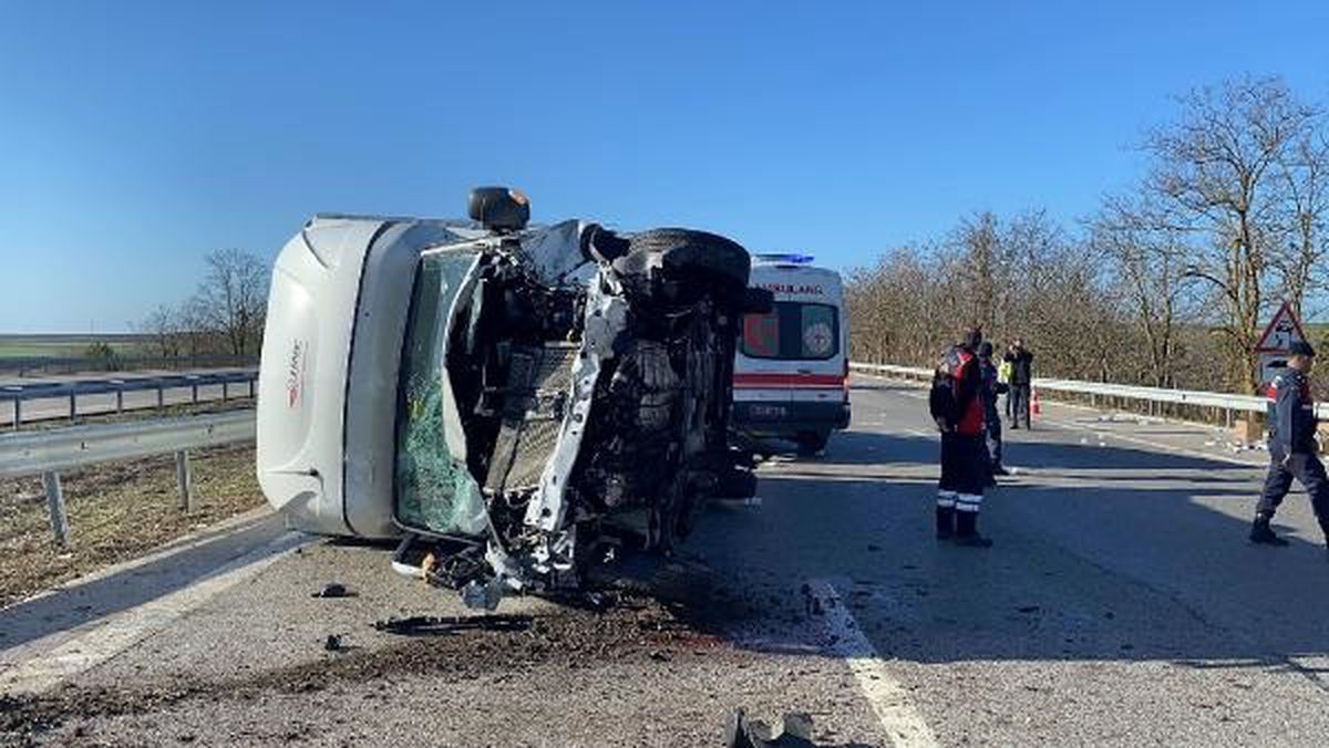 Edirne TEM Otoyolu'nda Kamyonetlerin Çarpışması Sonucu 1 Yaralı
