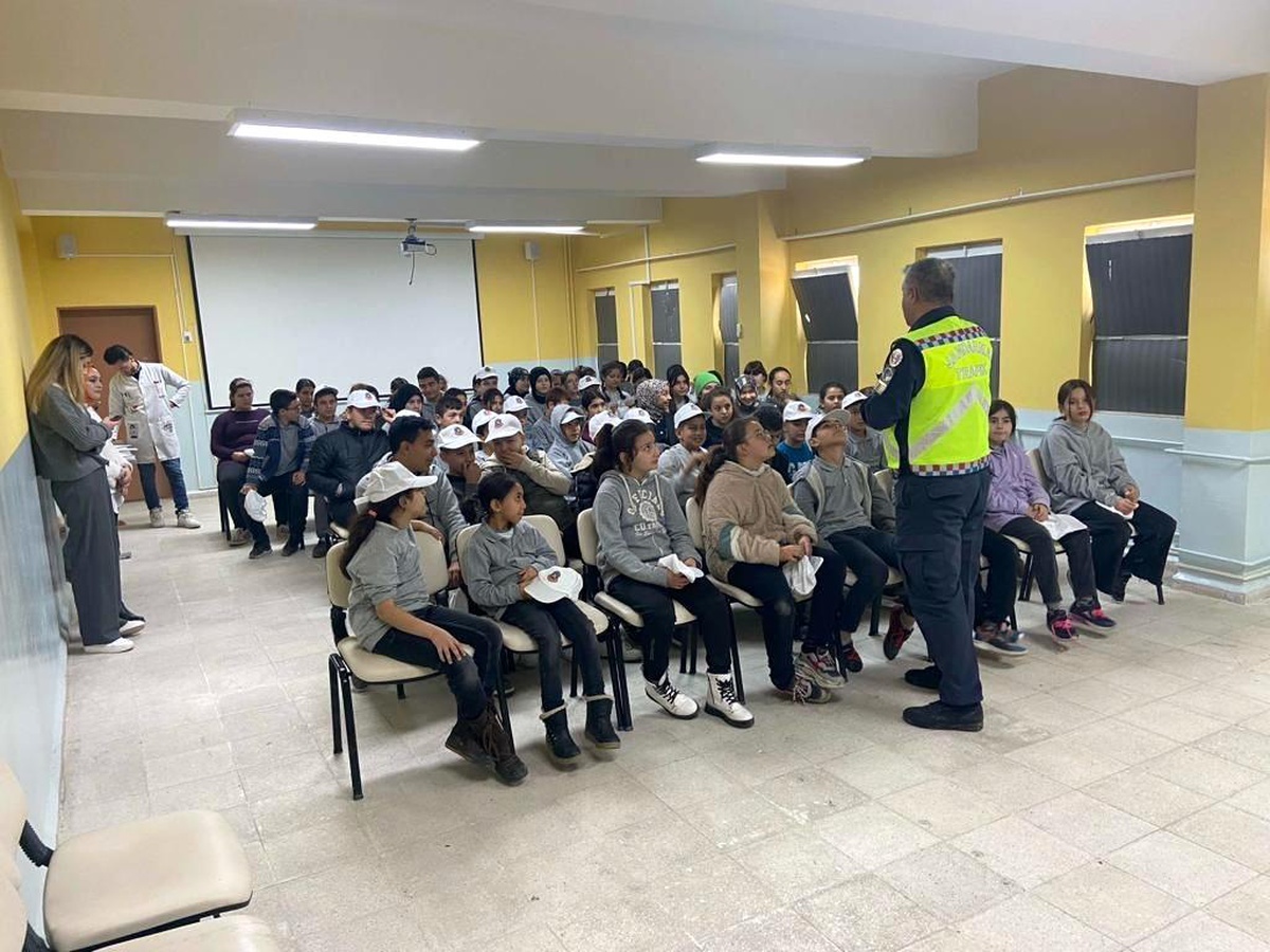 Bilecik\'te Trafik Jandarması Öğrencilere Seminer Verdi