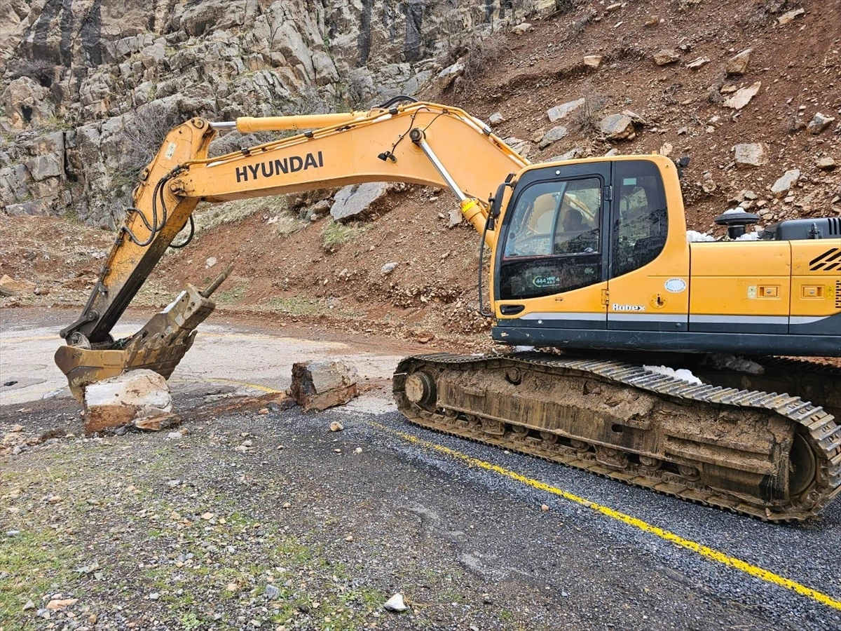 Şırnak\'ın Uludere ilçesinde yağış nedeniyle yola düşen kaya parçaları kaldırıldı