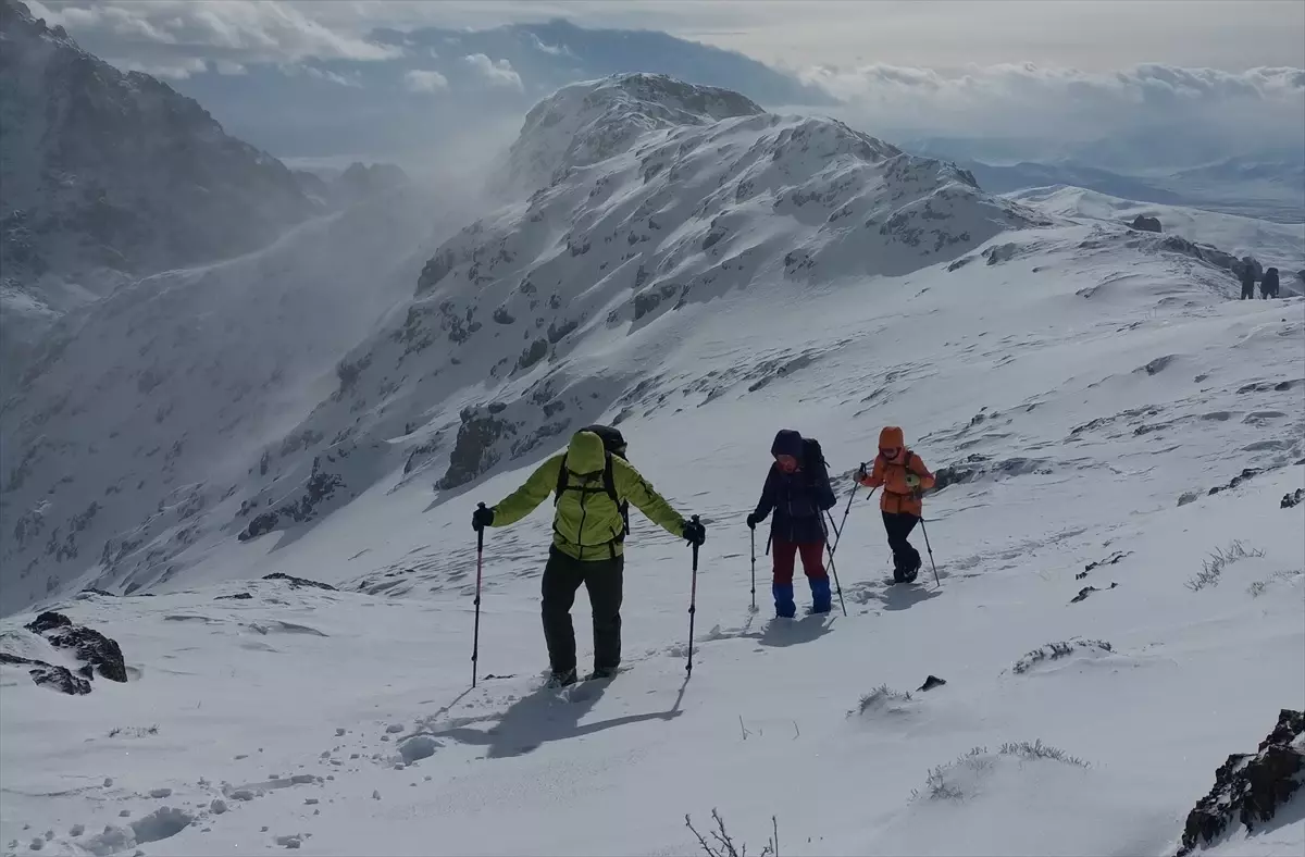 Van'da Dağcılar Filistinlilerin Anısına Dağa Tırmandı