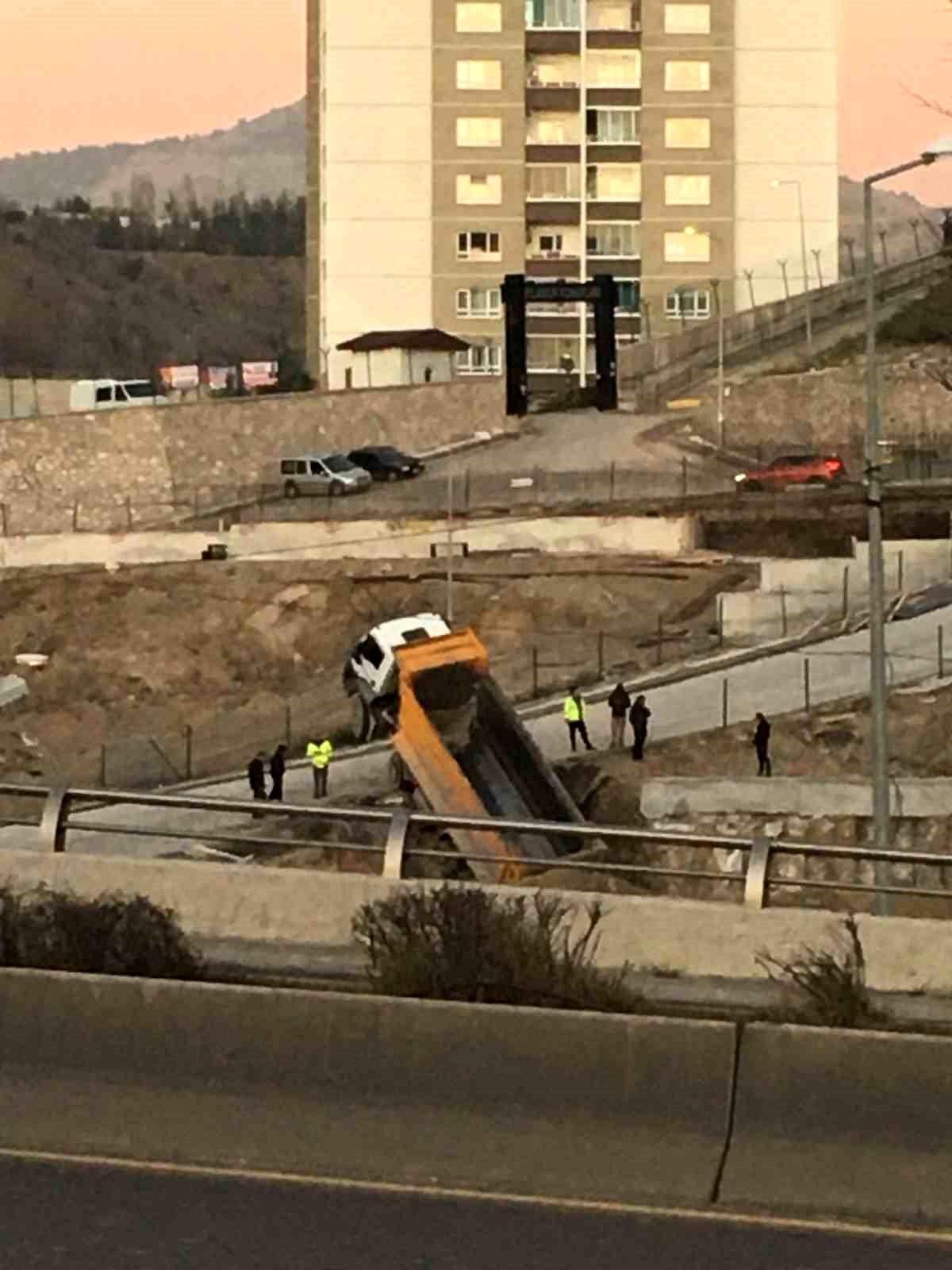 Ankara\'nın Mamak ilçesinde kamyon yoldan çıkarak askıda kaldı