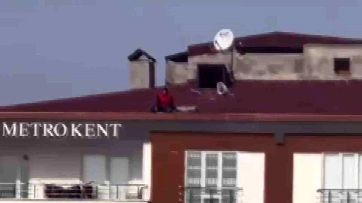 Batman\'da güvenlik önlemi almadan çalışan inşaat işçisi