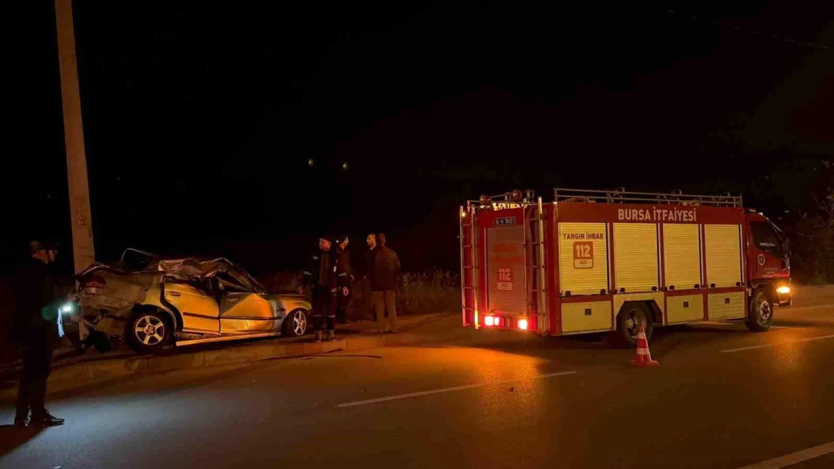 Bursa\'da kontrolden çıkan otomobil elektrik direğine çarptı, sürücü ağır yaralandı
