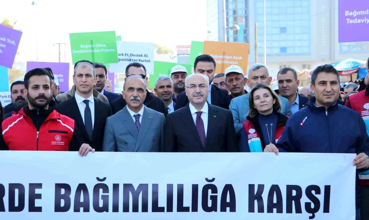 Adana Valisi Yavuz Selim Köşger öncülüğünde 750 kişi uyuşturucu bağımlılığına karşı yürüdü