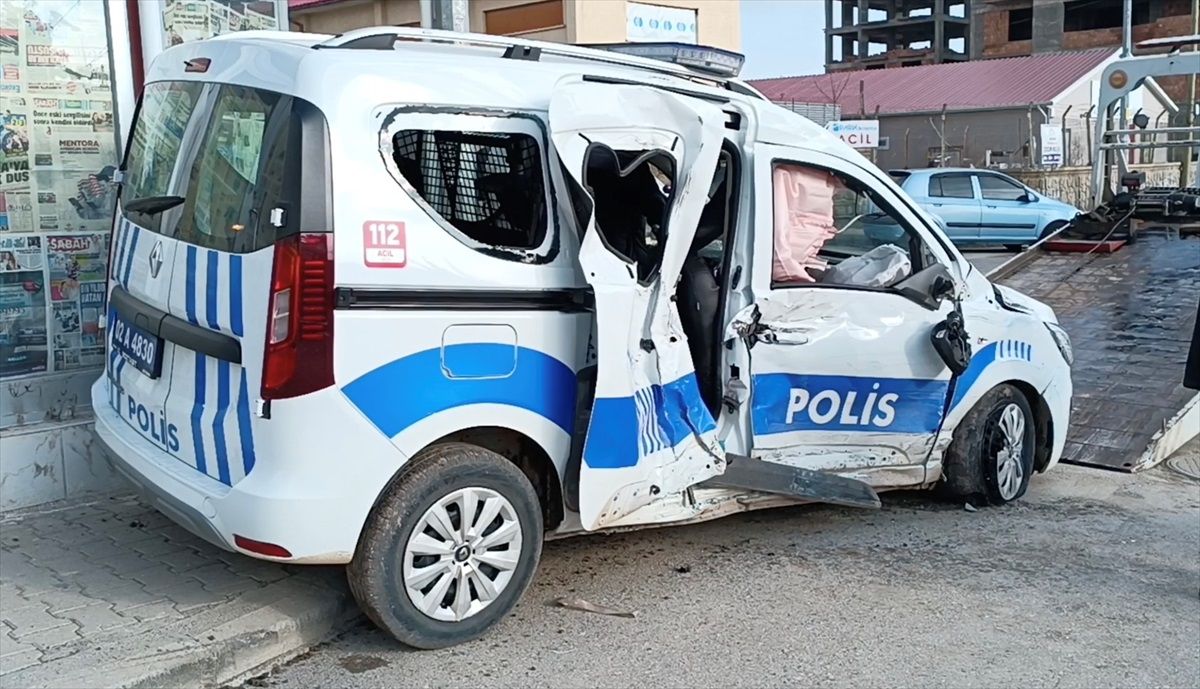 Adıyaman\'da otobüs ve polis aracının çarpıştığı kazada 2 kişi yaralandı