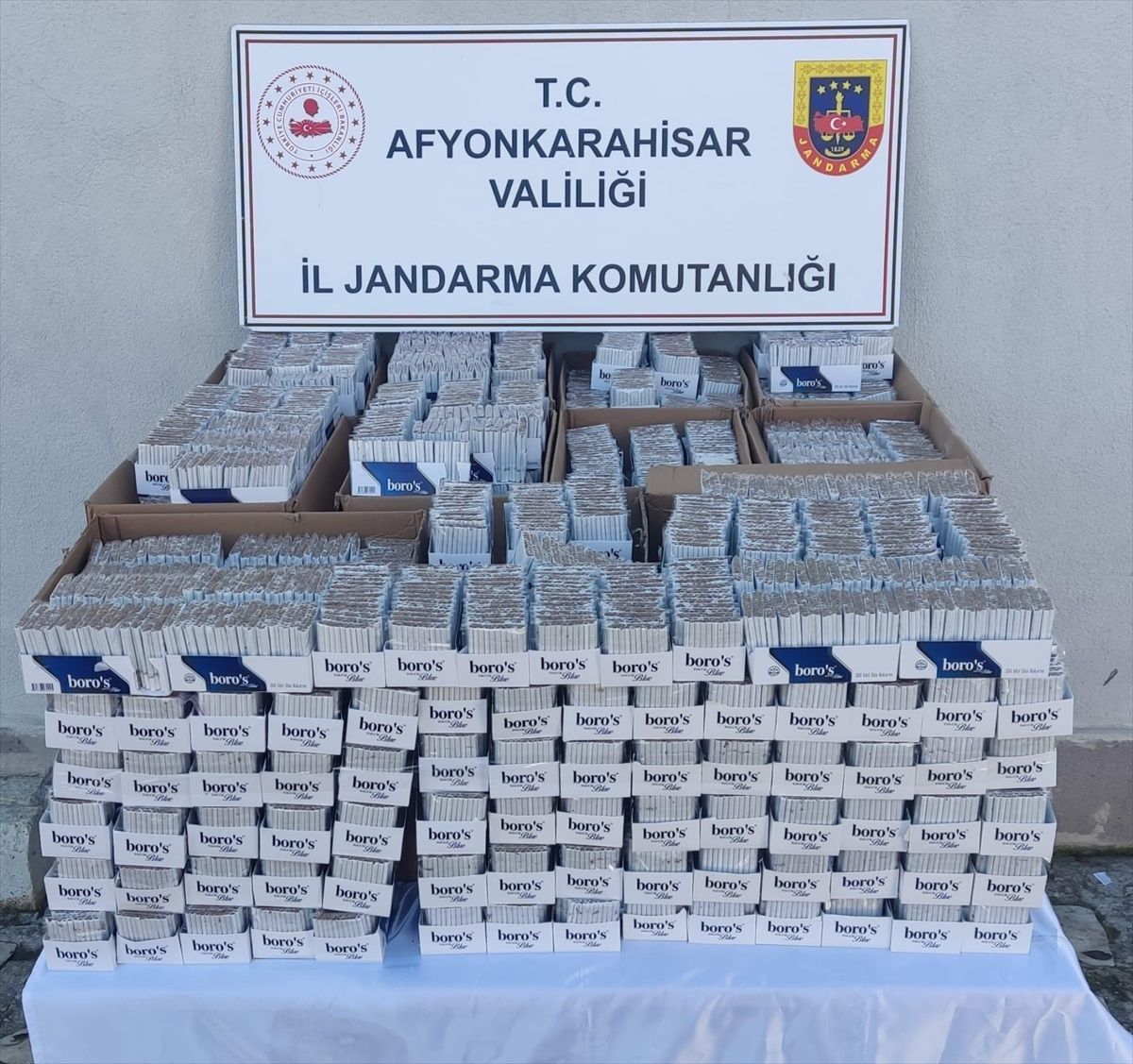 Afyonkarahisar\'da 160 bin adet gümrük kaçağı sigara ele geçirildi, sürücü gözaltına alındı