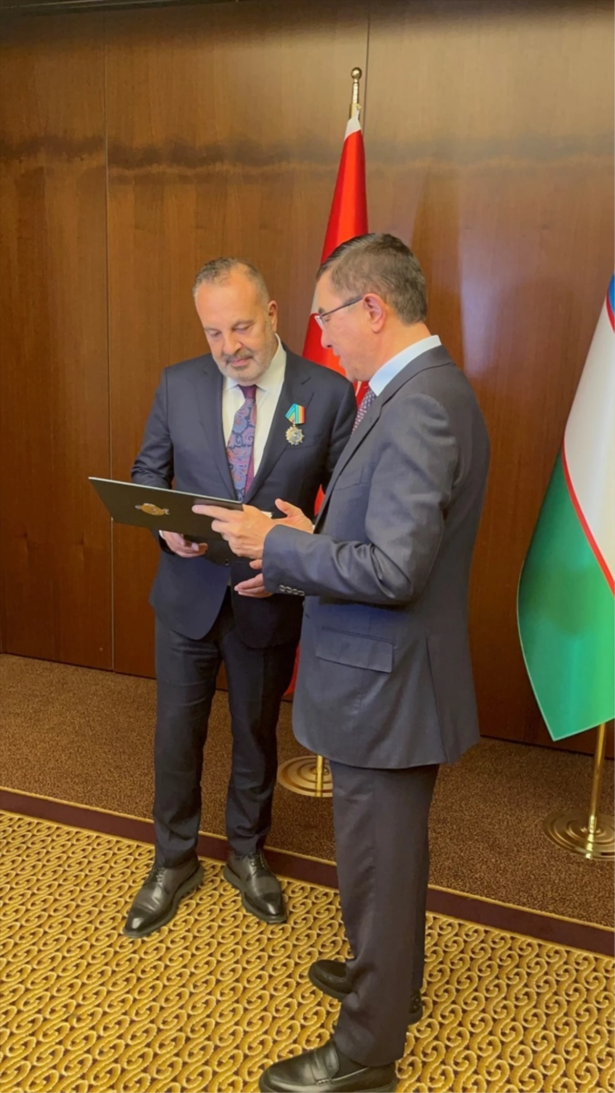 Aksa Enerji Yönetim Kurulu Başkanı Cemil Kazancı\'ya Özbekistan Cumhurbaşkanı tarafından \'Dostluk Nişanı\' verildi
