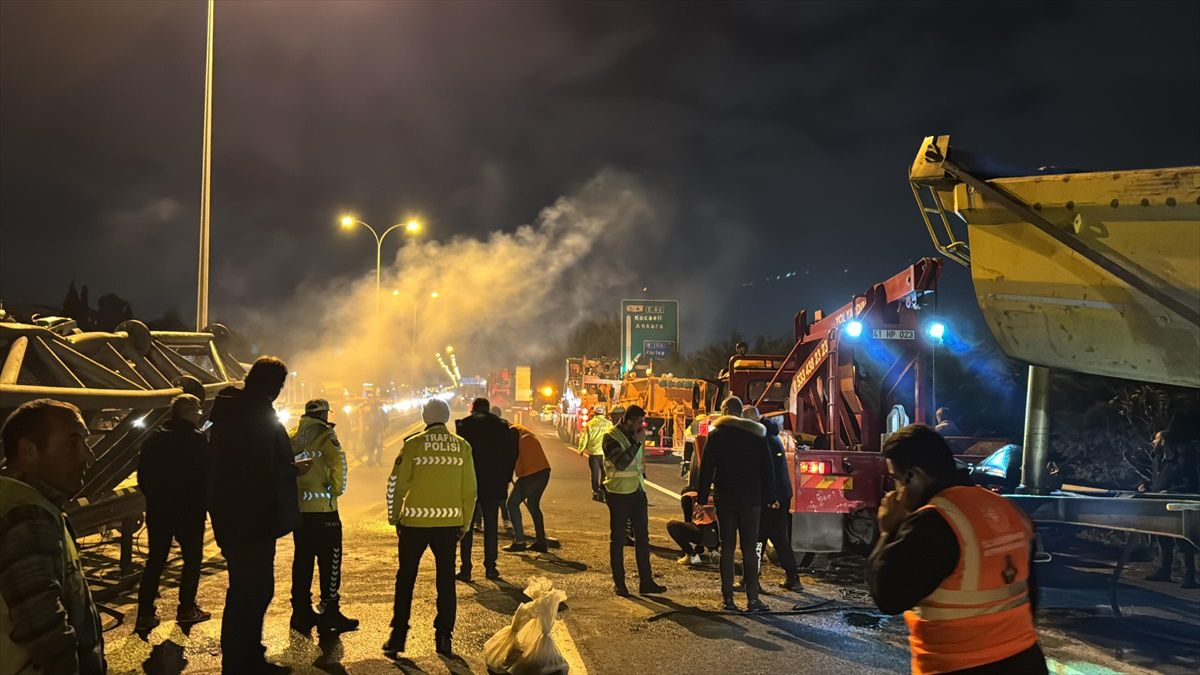 Anadolu Otoyolu\'nda tırın damperi tabelaya çarptı, Ankara istikameti kontrollü trafiğe açıldı