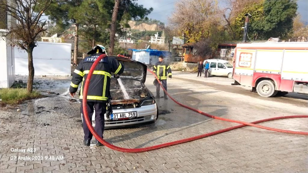 Antakya\'da araç yangını itfaiye ekipleri tarafından kontrol altına alındı