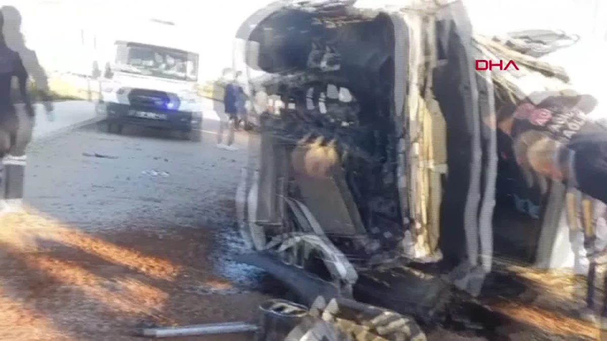 Döşemealtı\'nda otomobil ile servis minibüsü çarpıştı: 4 yaralı