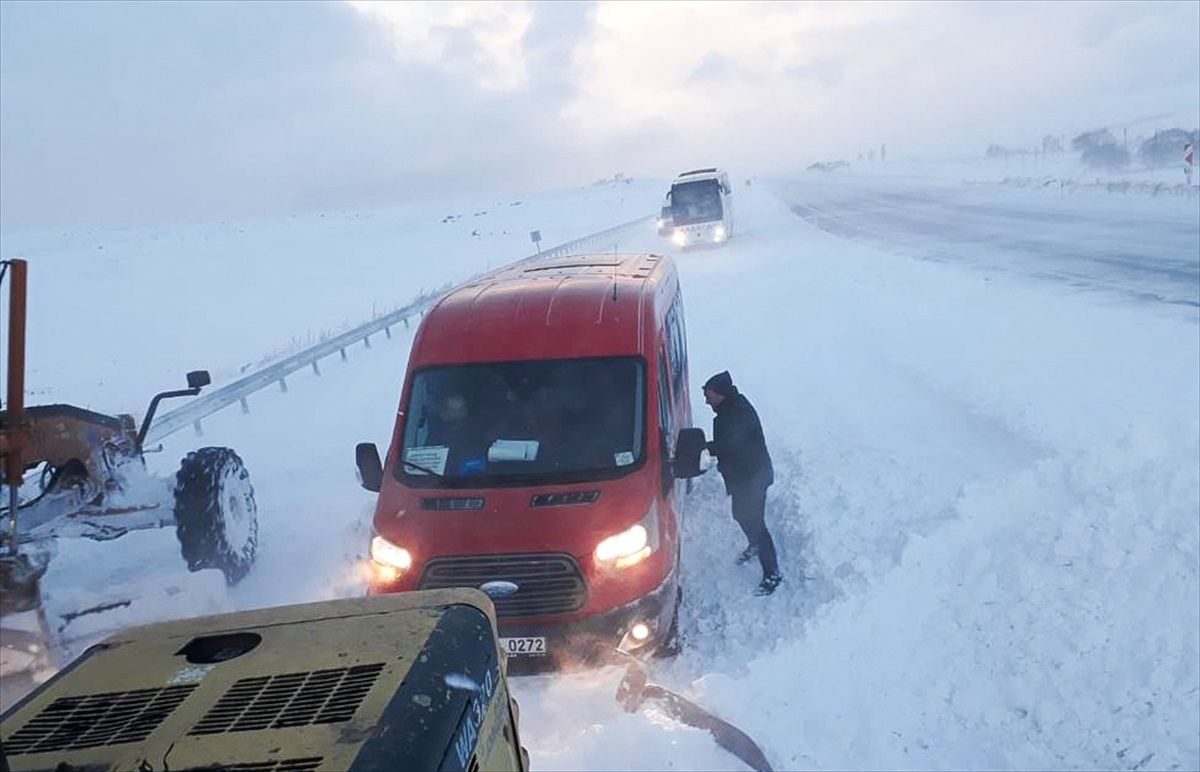 Ardahan\'da Kar ve Tipi Nedeniyle Mahsur Kalan 343 Araç Kurtarıldı